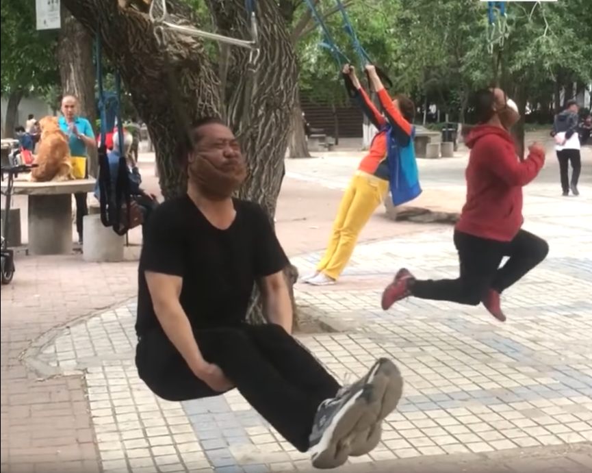 Chinezii se ”spânzură” de copaci pentru a-și lucra gâtul. Ce spun specialiștii VIDEO