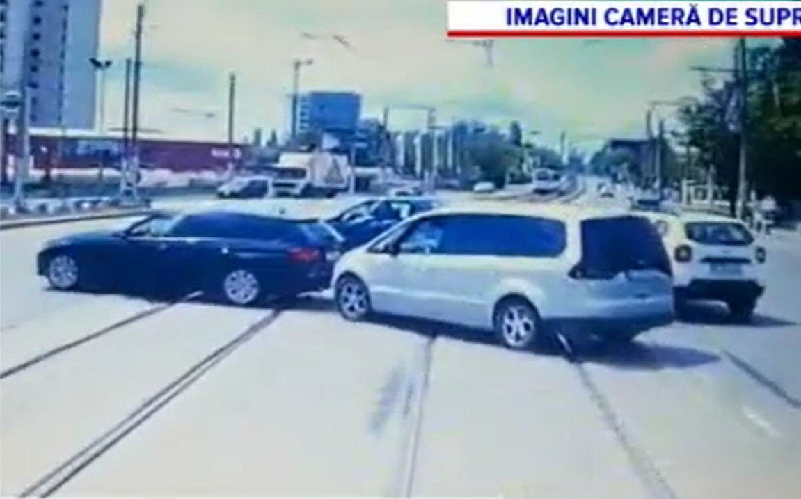 VIDEO. Un tramvai a spulberat patru mașini, în Capitală. De ce nu a oprit vatmanul