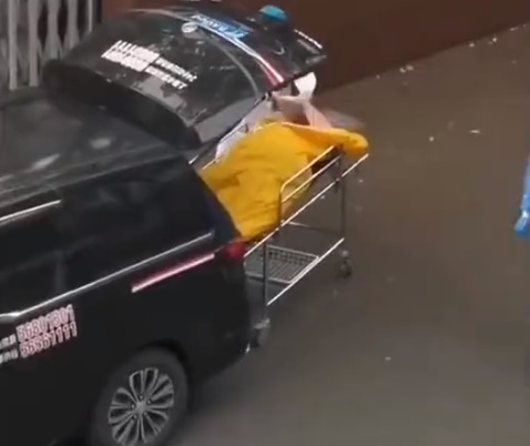 Un bătrân din Shanghai a fost declarat mort deși era viu. S-a trezit în sacul de cadavre. VIDEO