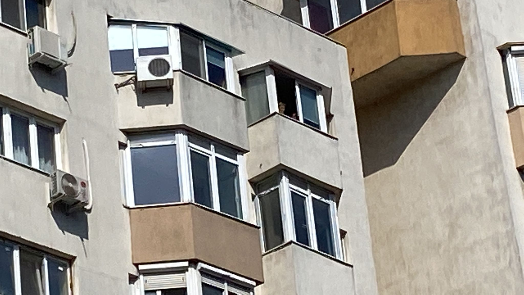 Un bărbat dezbrăcat a amenințat că se aruncă de la etaj, în București