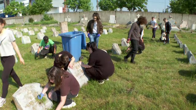 Sute de morminte ale eroilor români din Al Doilea Război Mondial, îngrijite de elevi din Arad