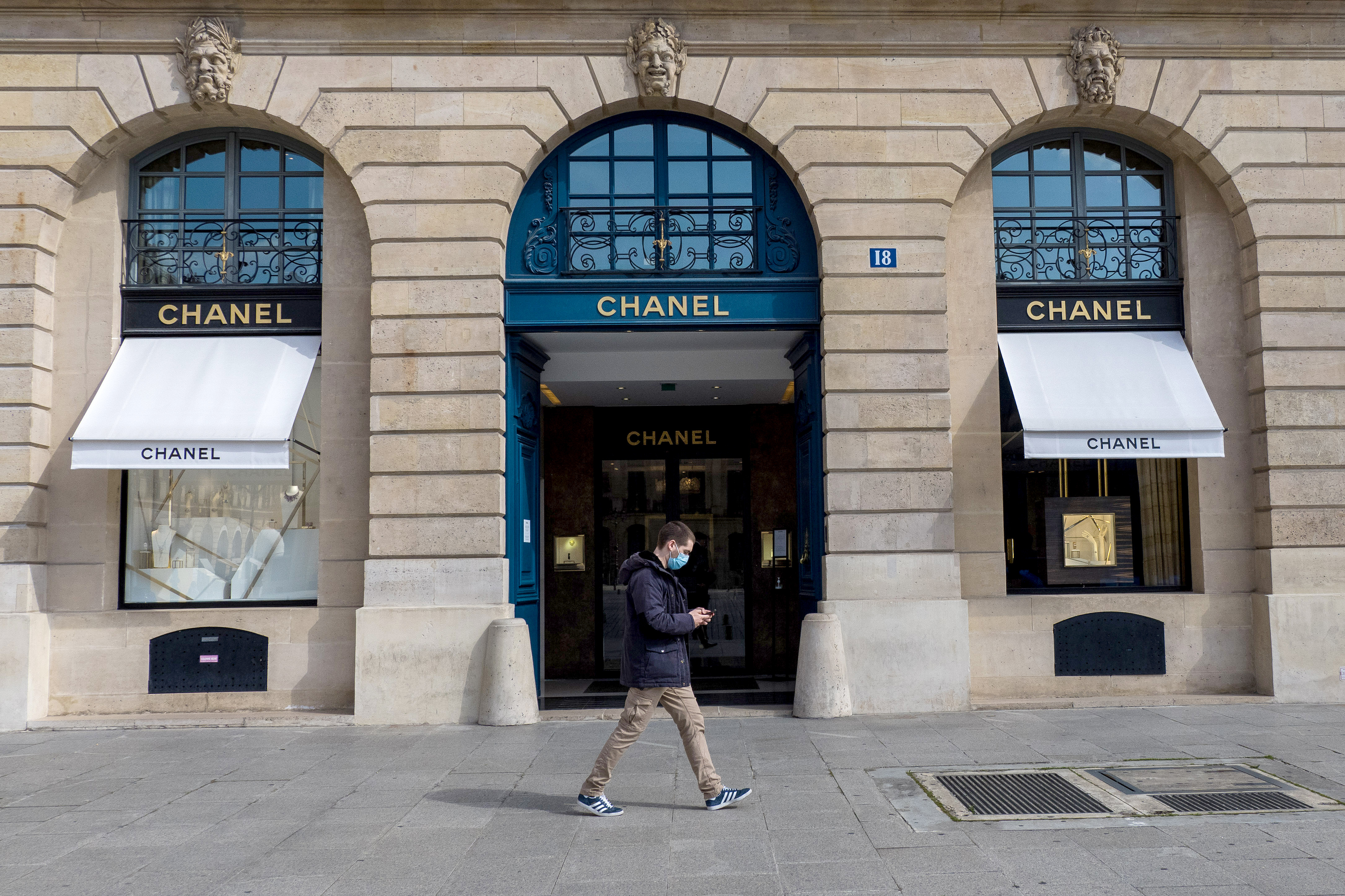 VIDEO | Jaf armat într-un magazin Chanel. Hoții au fost filmați în timp ce fugeau cu bunuri în valoare de milioane de euro