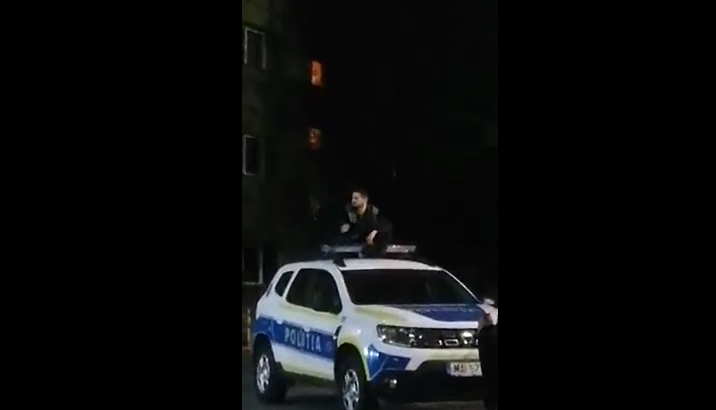 VIDEO Ce a pățit un bărbat după ce a fost filmat urcat pe plafonul unei mașini de poliție
