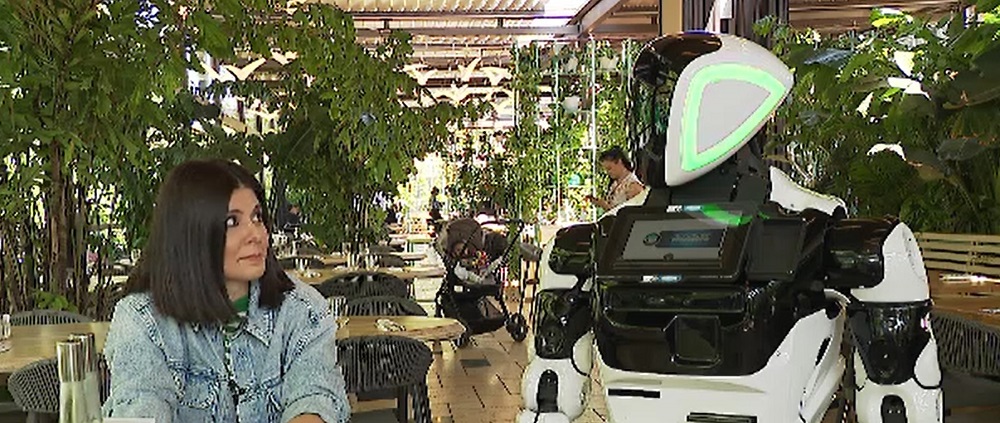 Experiment în România. Câțiva roboți au înlocuit chelnerii într-un restaurant din București
