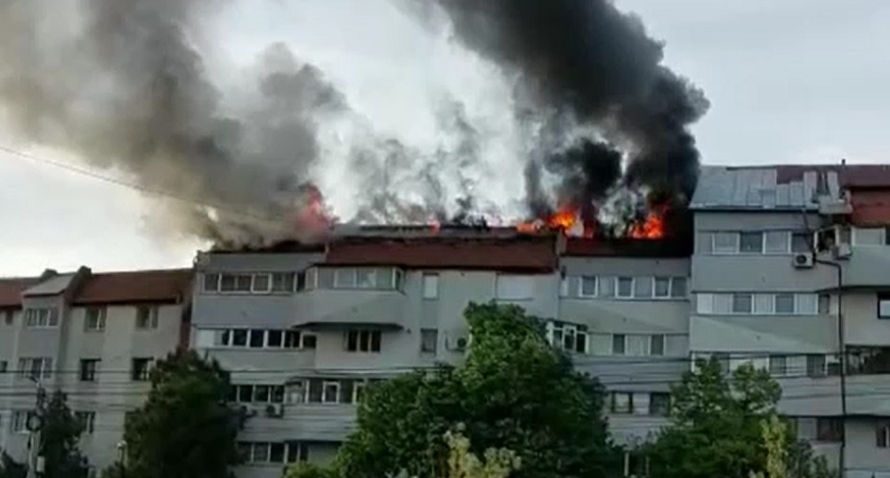 Incendiu puternic în Slatina. 16 persoane au fost evacuate dintr-un bloc, după ce acoperișul a luat foc