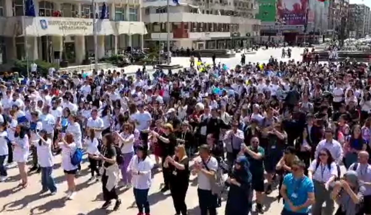 Flashmob de Ziua Europei, la Târgoviște. Sute de elevi au încins hora bucuriei în Piaţa Tricolorului