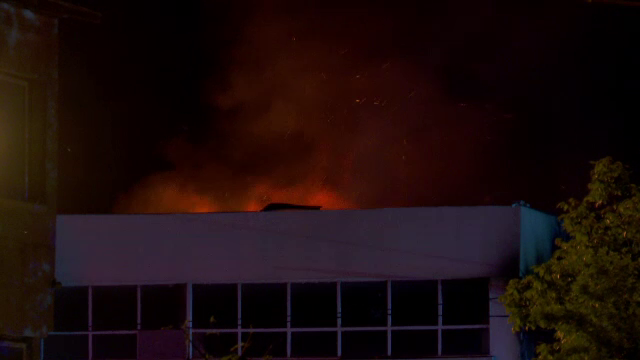 Incendiu puternic la un depozit de lemn compozit. Flăcările au cuprins peste 10 tone de rumeguș