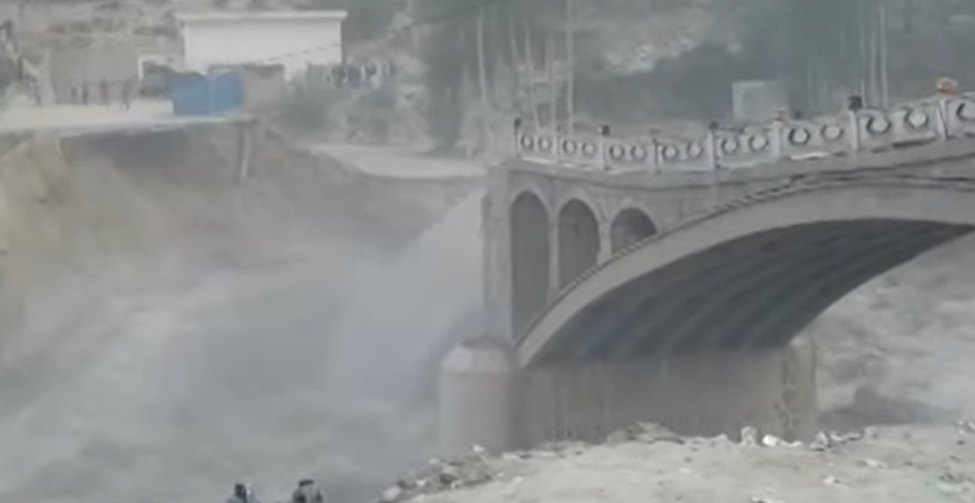 Un pod imens din Pakistan s-a prăbușit din cauza inundațiilor. VIDEO