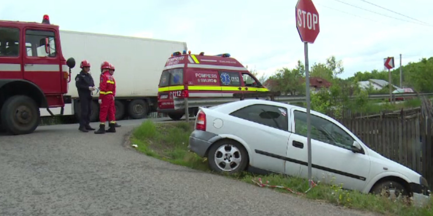 Un șofer din Dâmbovița a intrat cu mașina într-un șanț, de teamă să nu fie izbit de un camion