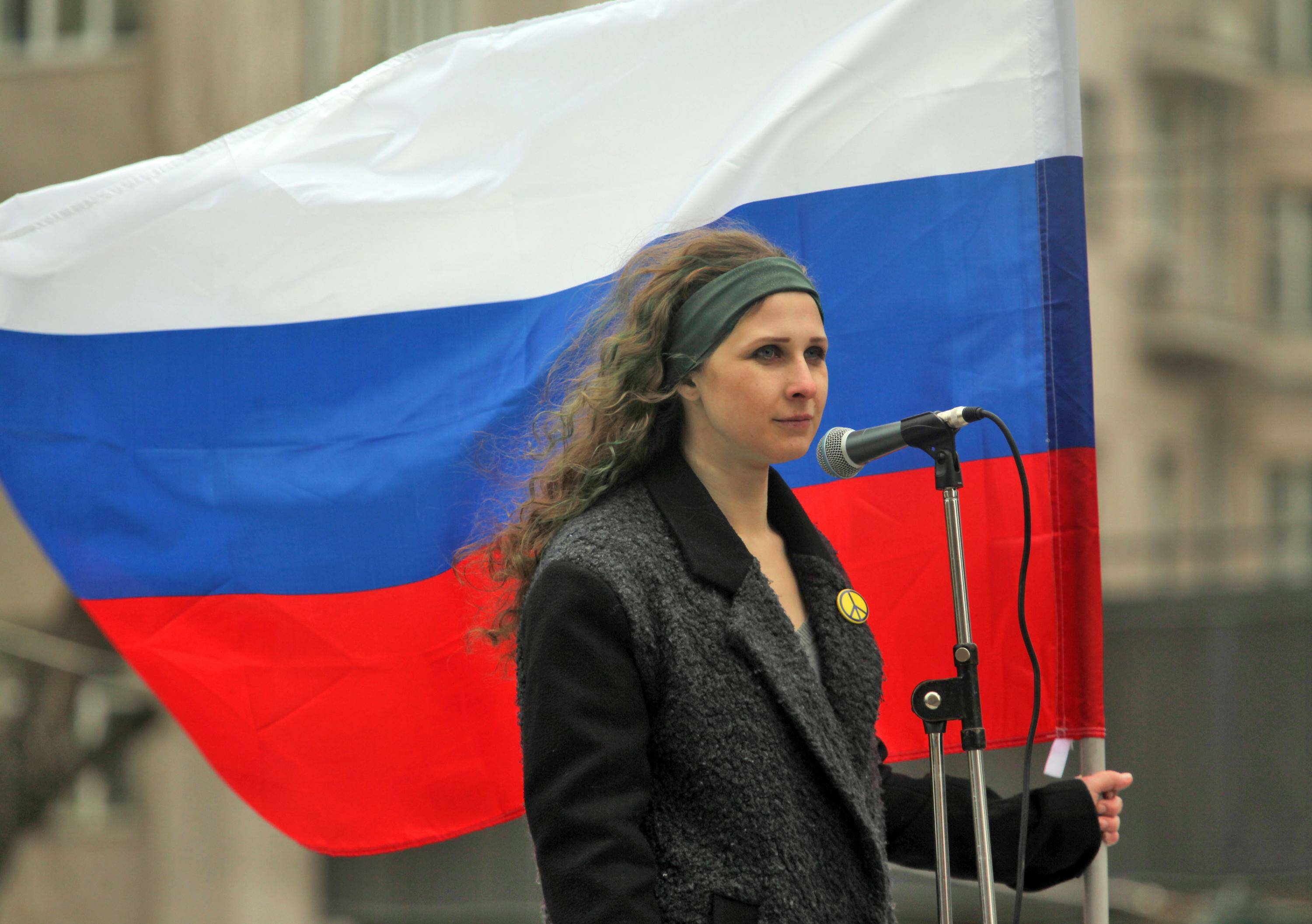 Una dintre fondatoarele Pussy Riot a reușit să fugă din Rusia îmbrăcată în curier. FOTO