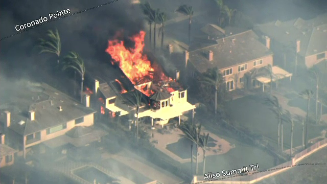 Alertă în sudul Californiei. Un amplu incendiu de vegetație s-a extins la zeci de case