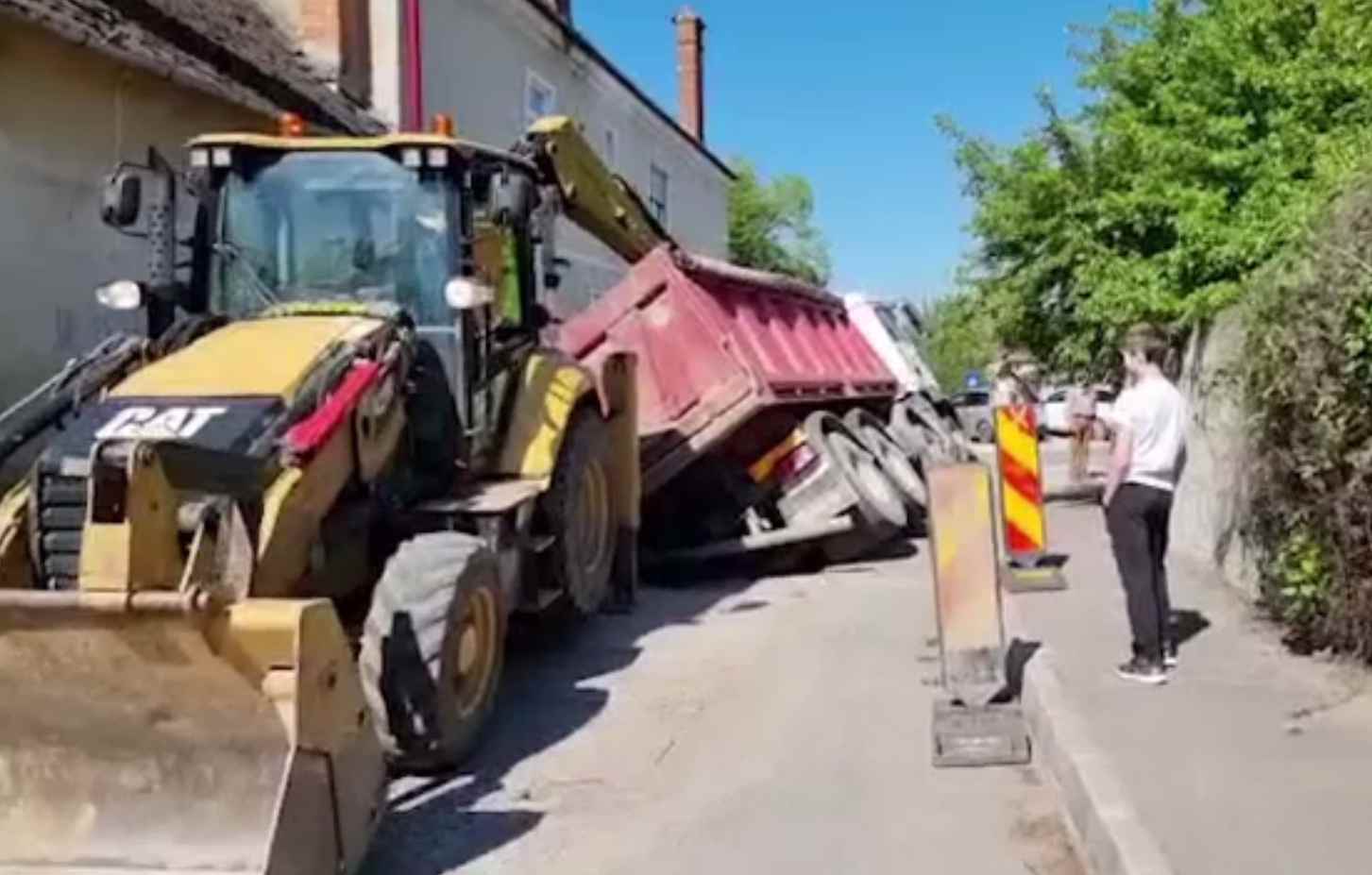 Stradă surpată în Brașov, sub greutatea unui camion încărcat cu nisip