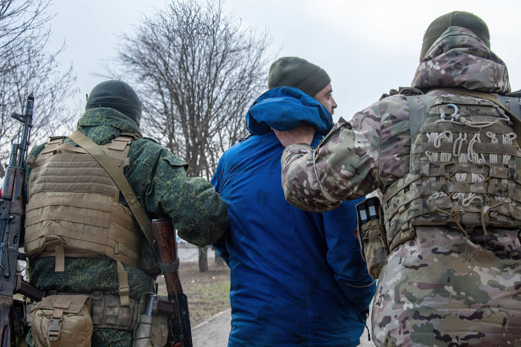 Rușii, acuzați că au răpit mii de ucraineni pe care i-au trimis în „tabere de filtrare”, unde sunt interogați