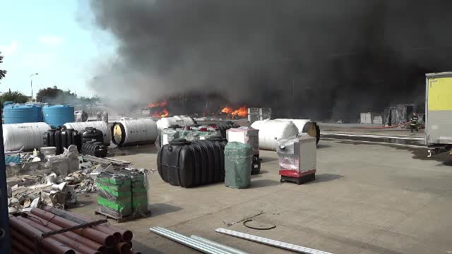 Incendiu de proporții lângă Oradea, la un depozit de mărfuri. Angajat: „M-a picurat cu smoală”