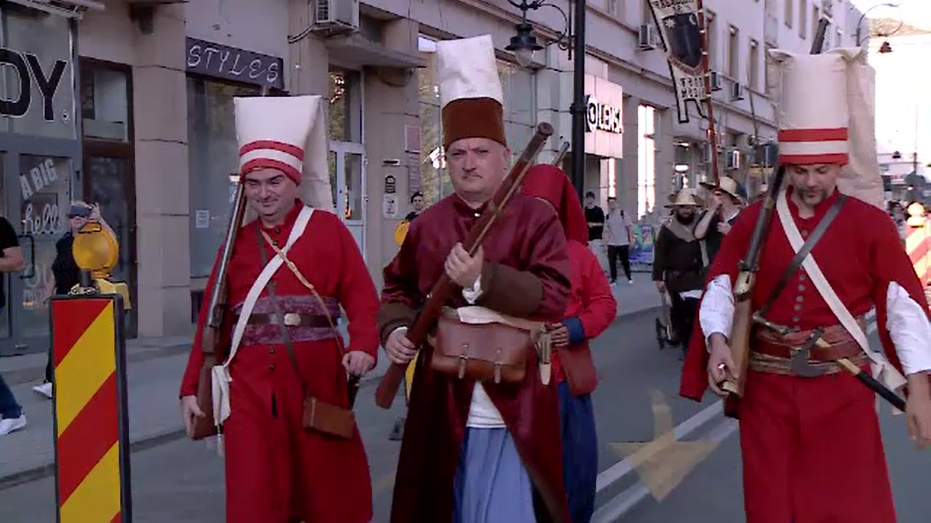 Târg medieval pe străzile din Craiova. Peste 100 de cavaleri, domnițe şi războinici au dat culoare orașului