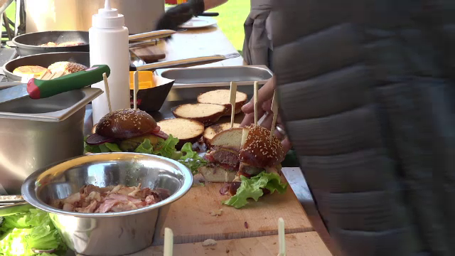 Burgerii din carne de crocodil, vedetă la Street Food Festival. Chef Foa: „Oamenii erau sceptici, dar e precum carnea de pui”