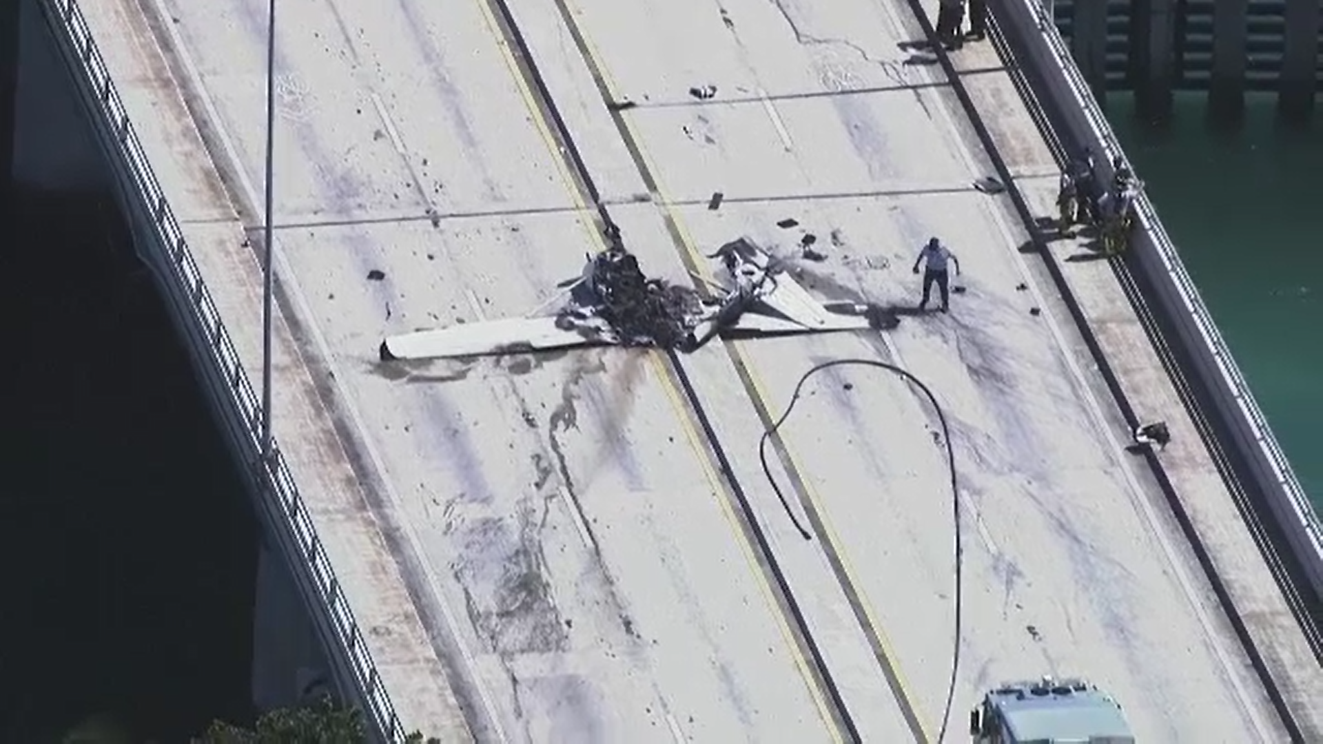 Un avion de mici dimensiuni s-a prăbuşit pe un pod din Miami. O persoană a murit şi alte cinci au fost rănite