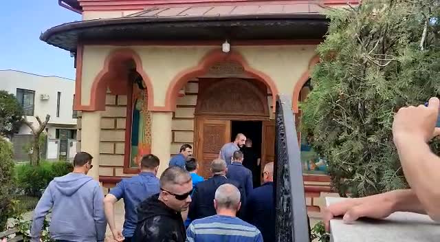 VIDEO. Fraţii Radu şi Alexandru Mazăre au ieșit din penitenciar, pentru înmormântarea mamei lor - Imaginea 2