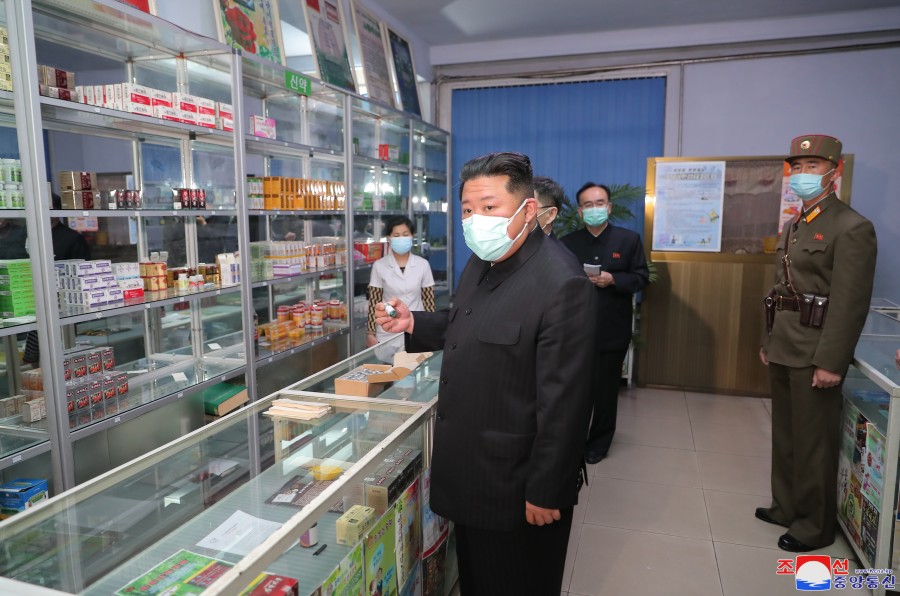 Sute de familii din Coreea de Nord suferă de o boală misterioasă. Kim Jong Un a trimis medicamente „pregătite de familia sa”