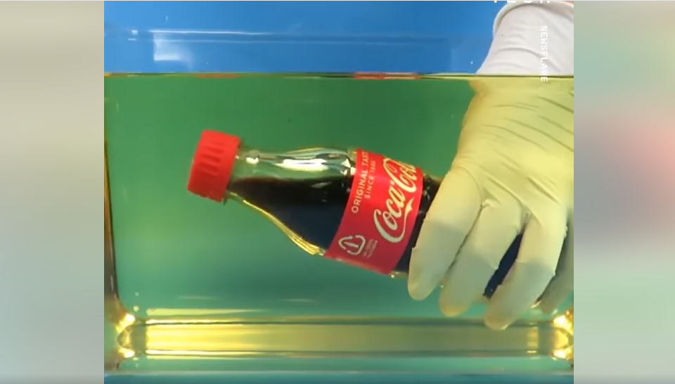 VIDEO Ce se întâmplă când deschizi o cola în ulei, după care pui și bomboane Mentos. Reacția depășește orice imaginație