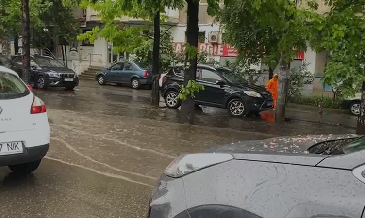 Trafic de coșmar în Capitală. Mai multe bulevarde sunt inundate. VIDEO și FOTO