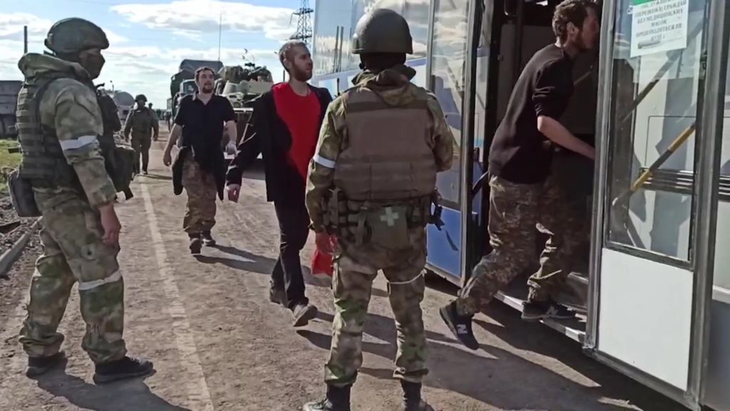 Soarta apărătorilor din uzina Azovstal rămâne incertă. Unii oficialii ruși spun că soldații ucraineni ar putea fi executați