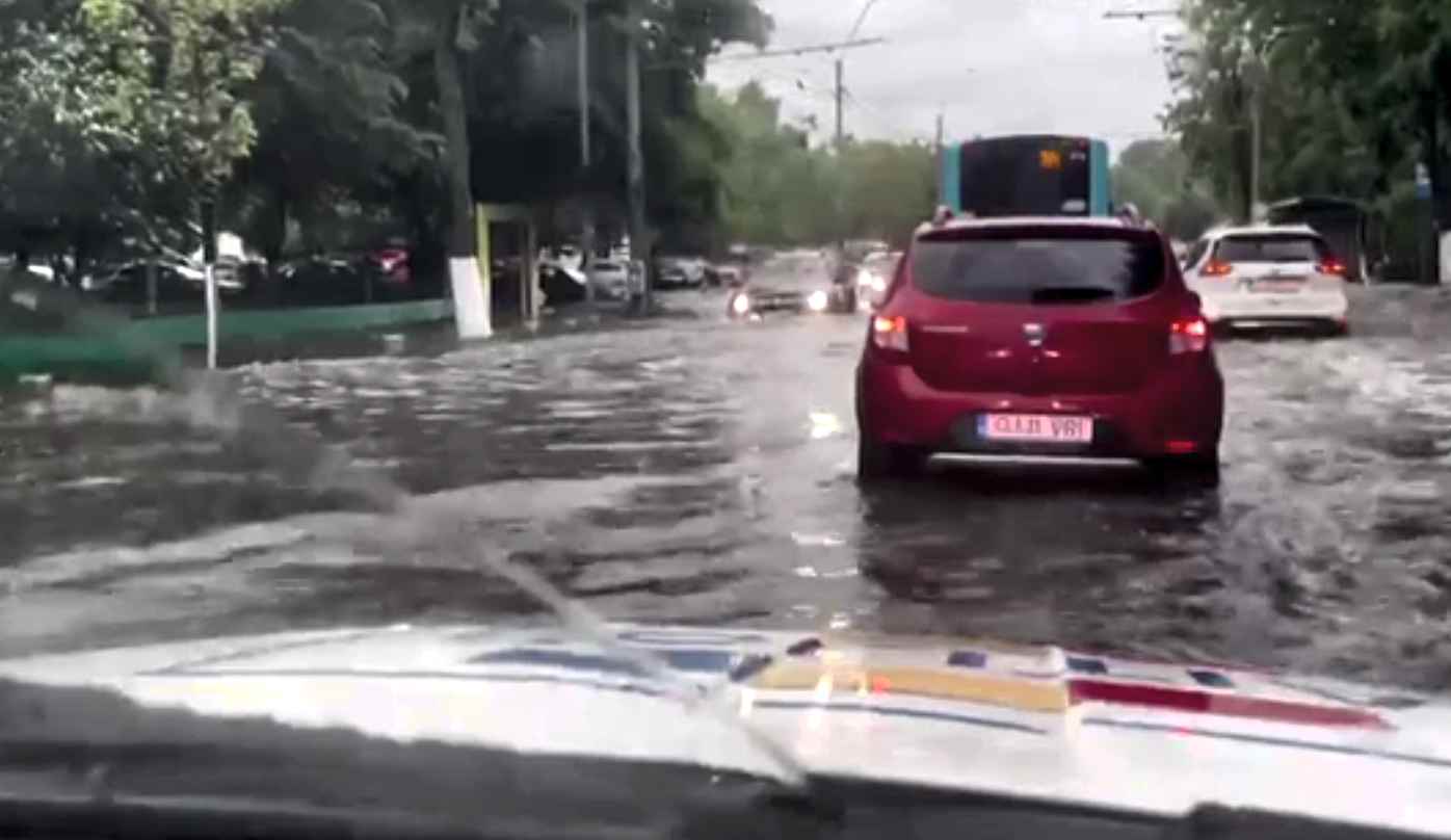 Ploaia abundentă din București a ținut patru ore și a paralizat circulația. În Tineretului s-a format un lac