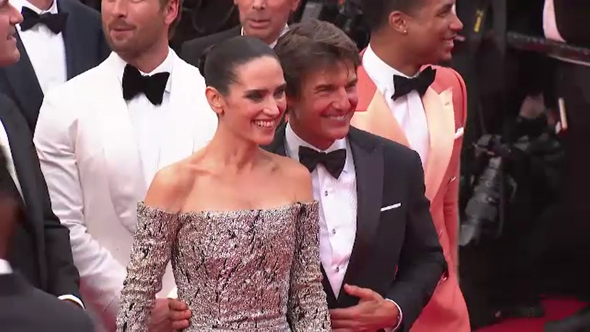 Actorul Tom Cruise a avut parte de o surpriză din partea Forțelor Aeriene Franceze la Festivalului de la Cannes