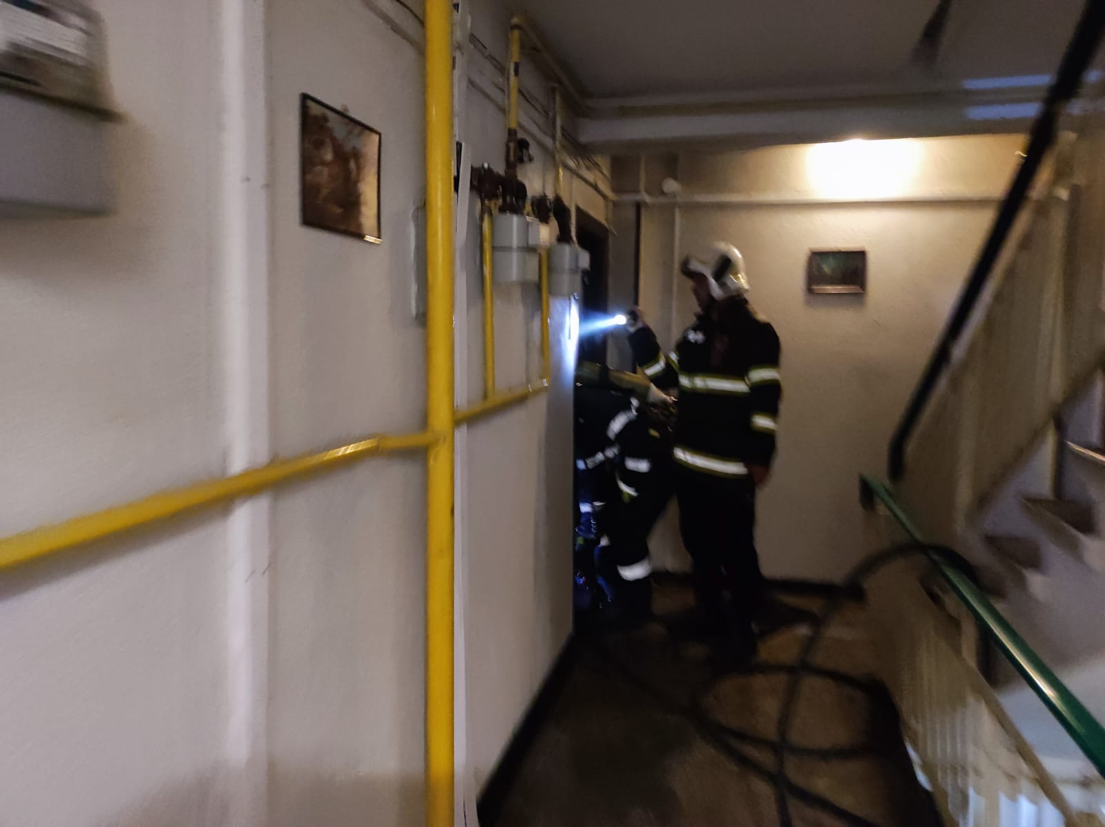 Explozie într-un apartament din Ploiești. Proprietarul a sărit pe geam