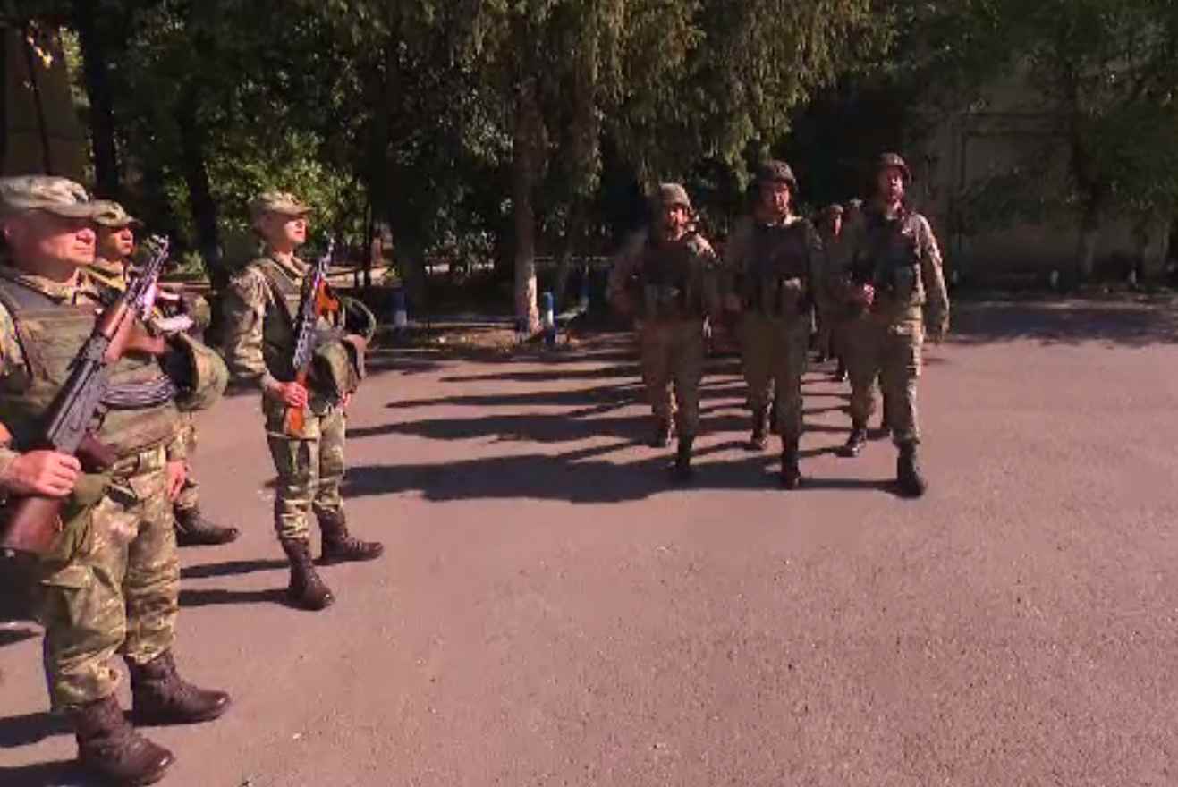 Tot mai mulți români se înscriu în armată ca rezerviști voluntari. Au profesii diferite, dar toți vor să-și apere țara
