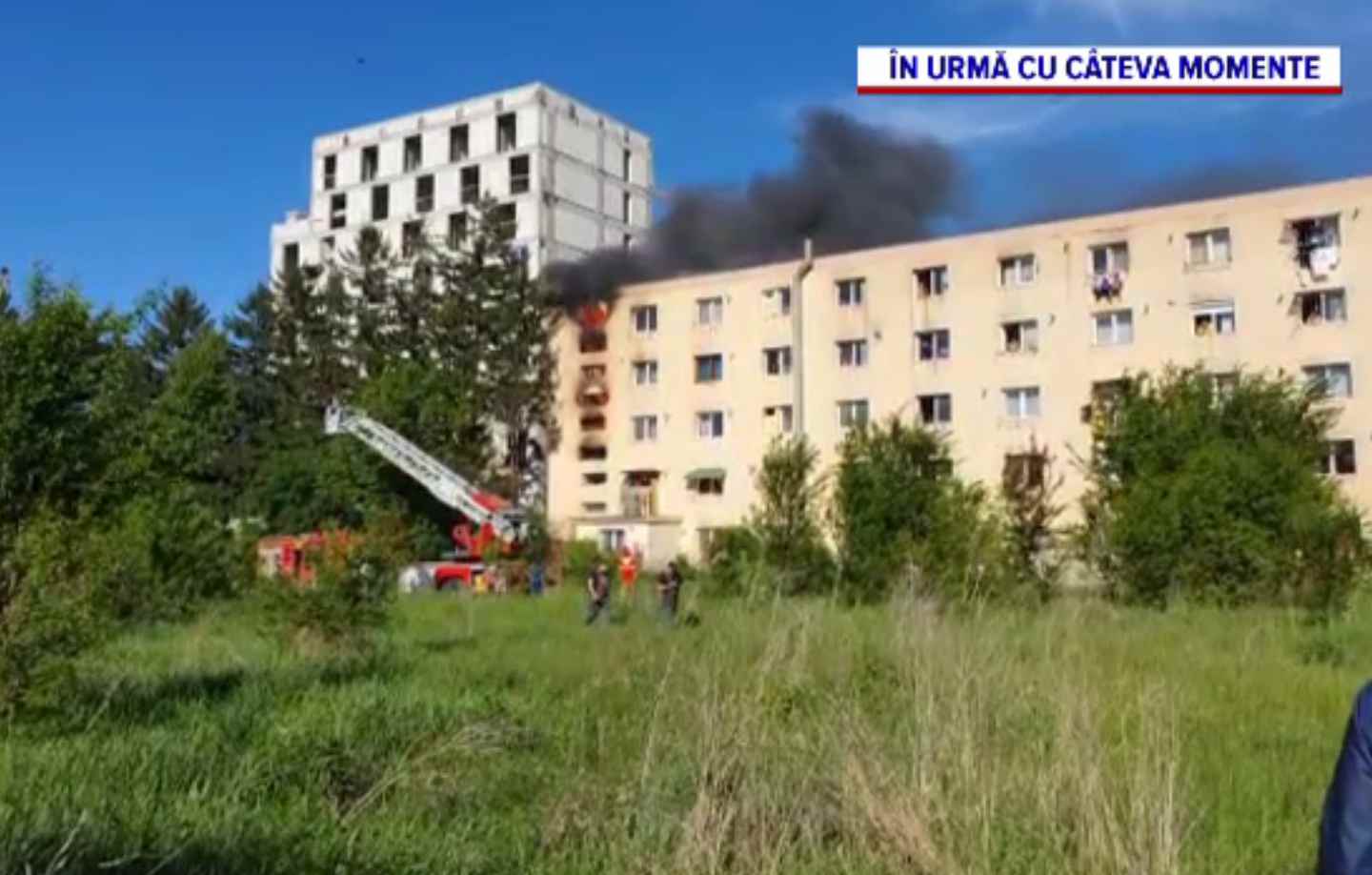 Incendiu într-un bloc din Brașov. Locatarii au fost evacuați cu scara