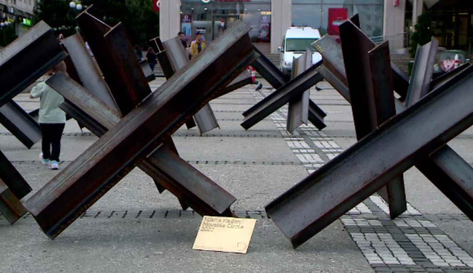 Sculptură din obstacolele antitanc de la Kiev, expusă la Iași: „Cercul mișcător” a provocat fiori refugiaților ucraineni