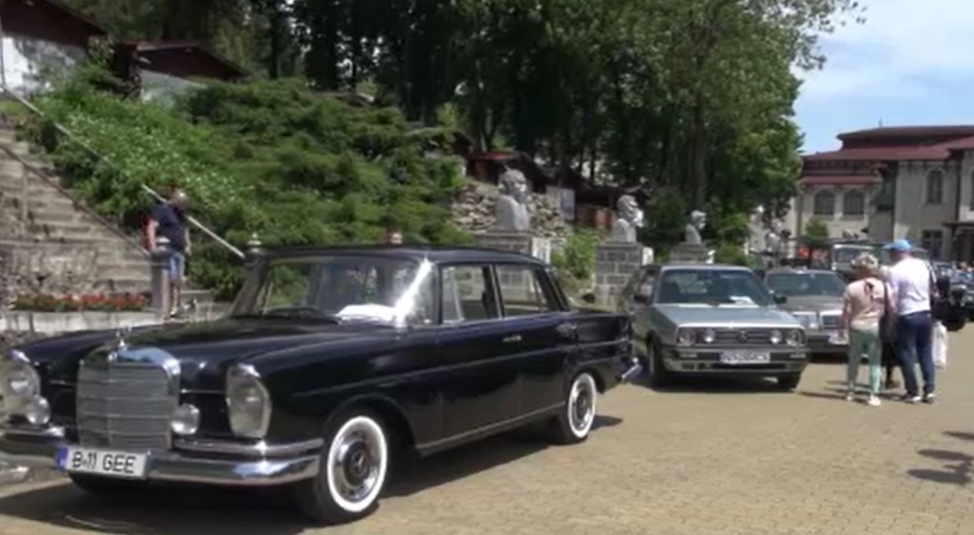Weekendul „bătrânelor doamne” pe patru roți. Mașini retro expuse la Târgu Jiu și la Slănic Moldova