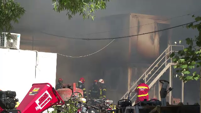 Incendiu de proporții la o hală în care erau depozitate echipamente de construcții