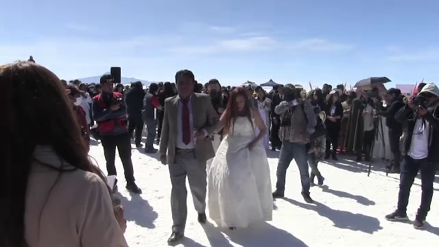 Salina din Uyuni, Bolivia, a găzduit un eveniment de amploare. 34 de cupluri și-au unit viețile într-un decor de vis