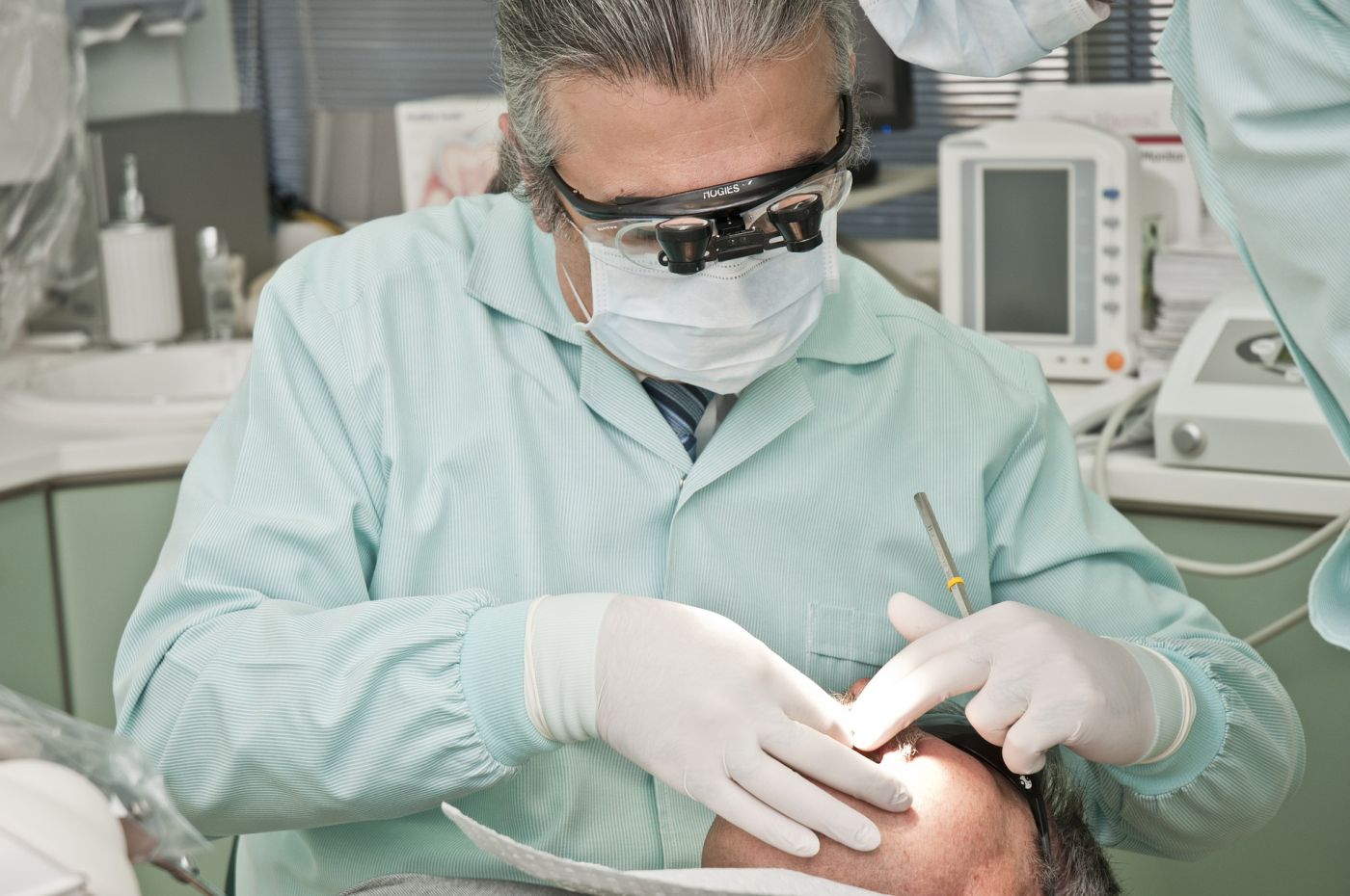 (P) „Acum pot zâmbi fără reținere!“ Iată mărturiile pacienților care au beneficiat de implanturi dentare de top!