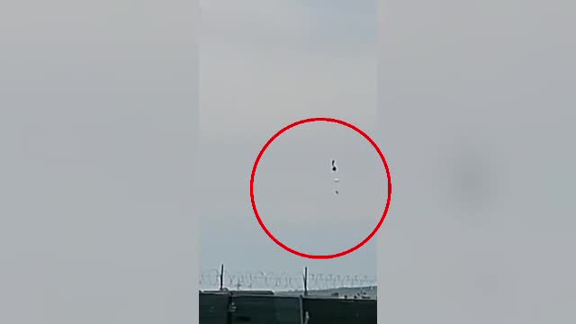 VIDEO șocant | Tânăr de 21 ani, în comă, după un salt cu parașuta care nu s-a deschis la timp