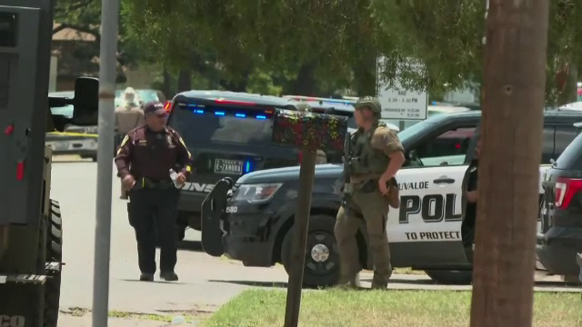 19 elevi și doi profesori, omorâți într-o școală din Texas. Atacatorul a fost ucis de polițiști