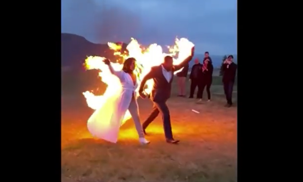 VIDEO Doi miri și-au dat foc în timp ce se îndreptau spre altar pentru a se căsători