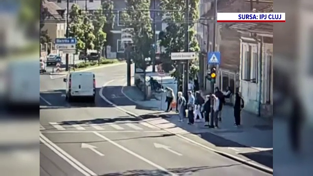 O tânără din Cluj-Napoca, căutată de poliţişti după ce a lovit o bătrână de 66 de ani cu trotineta, apoi a fugit