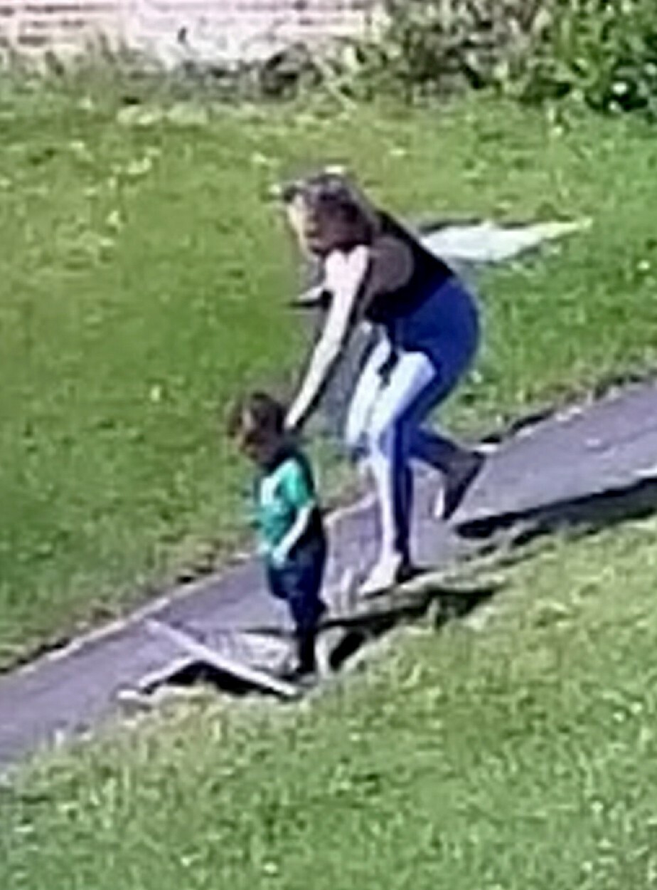 Momentul în care un băiețel a căzut într-o gură de canalizare în fața mamei sale. VIDEO