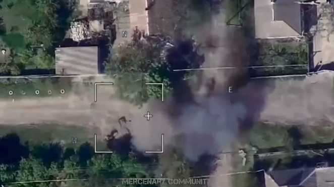 VIDEO Momentul în care o dronă kamikaze a rușilor lovește un grup de soldați ucraineni