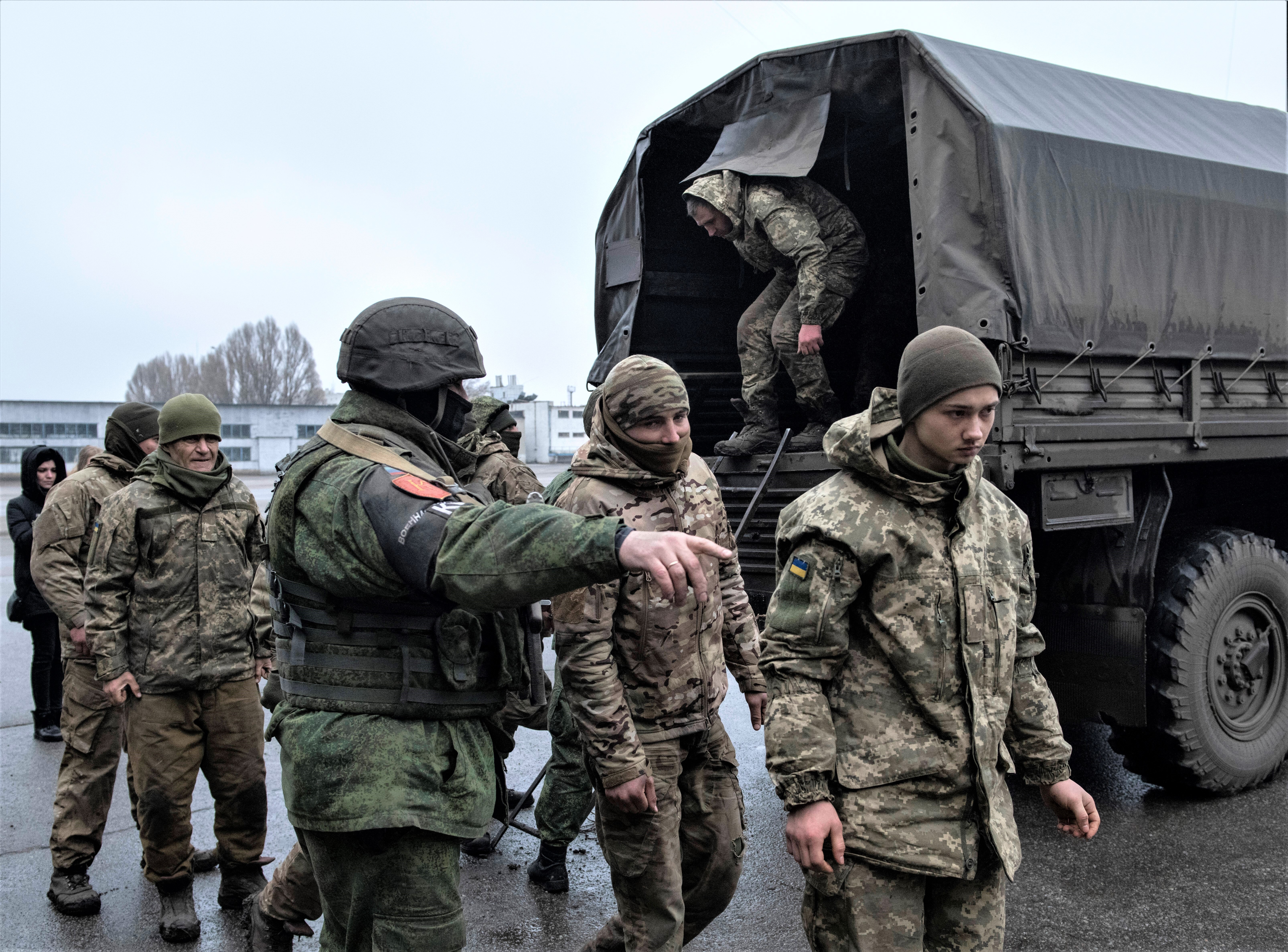 Război în Ucraina, ziua 126. Kievul, un nou schimb de prizonieri cu Rusia. 95 de apărători ai uzinei Azovstal, eliberați