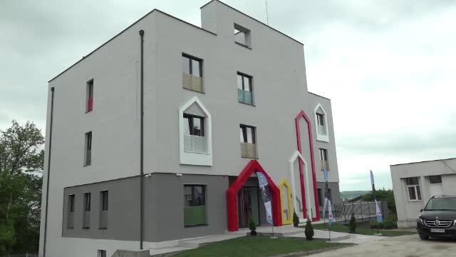 O casă cu 19 camere a fost ridicată în curtea unui spital din Iași, pentru copii și părinți. Cazarea este gratuită