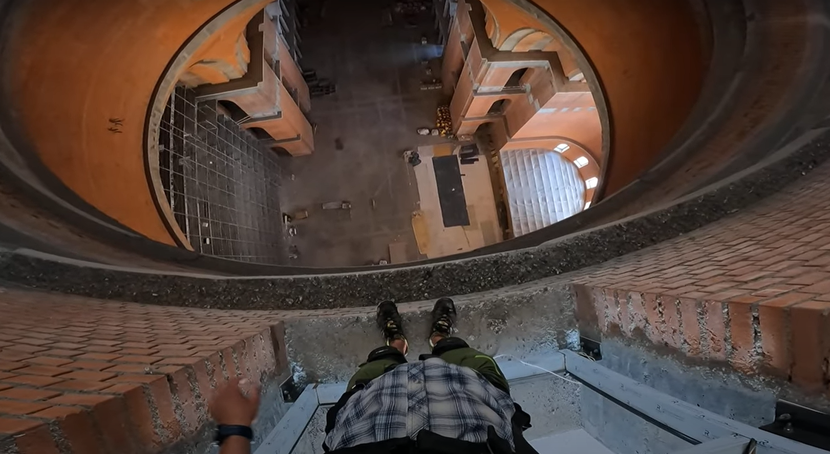 VIDEO incredibil. Salt cu parașuta în interiorul Catedralei Neamului, aflată în construcție