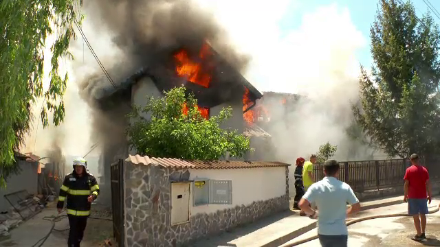 Trei case și o anexă au ars ca niște torțe, în Pitești. Hidranții din zonă nu erau alimentați