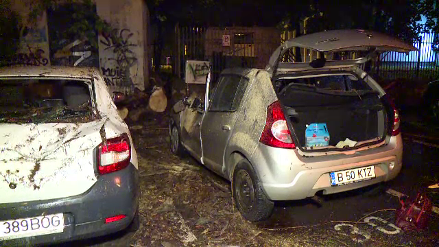 Locuințe avariate și mașini distruse de furtuna puternică din București. Oamenii au fost avertizați să nu iasă din case