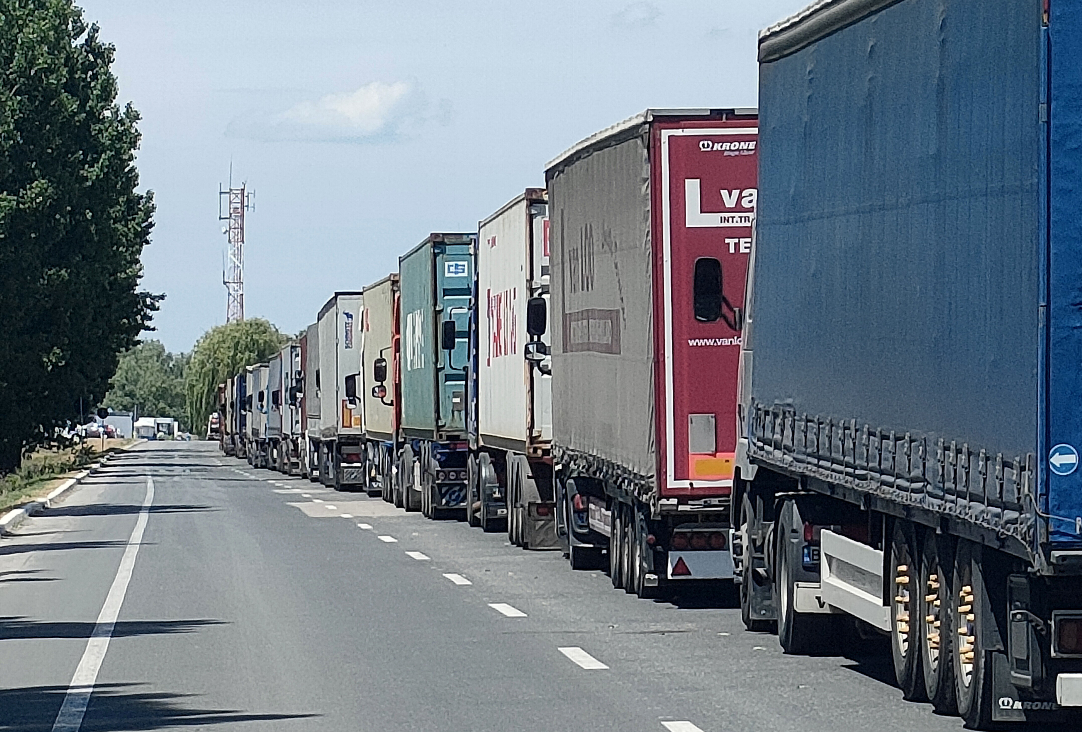 Aglomerație la Vama Isaccea. Peste 100 de camioane aşteaptă, de mai multe zile, să treacă Dunărea cu bacul în Ucraina