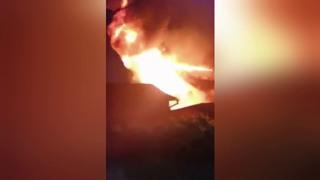 O casă din Argeș a ars. Proprietarul a aprins lumina și s-a produs o explozie