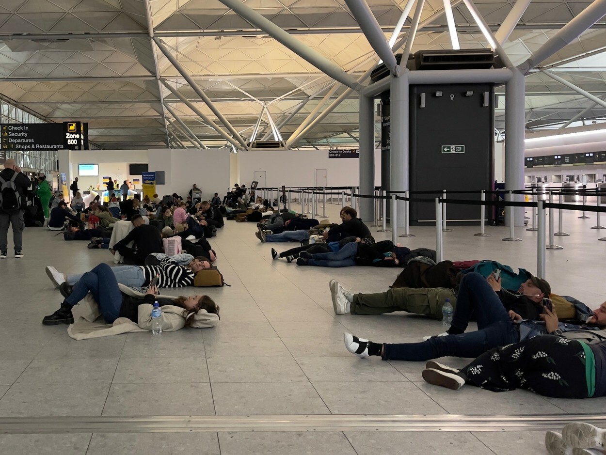GALERIE FOTO Haos pe aeroporturile din Marea Britanie. Cetățenii nu se mai pot întoarce în țară, iar situația se va agrava - Imaginea 6